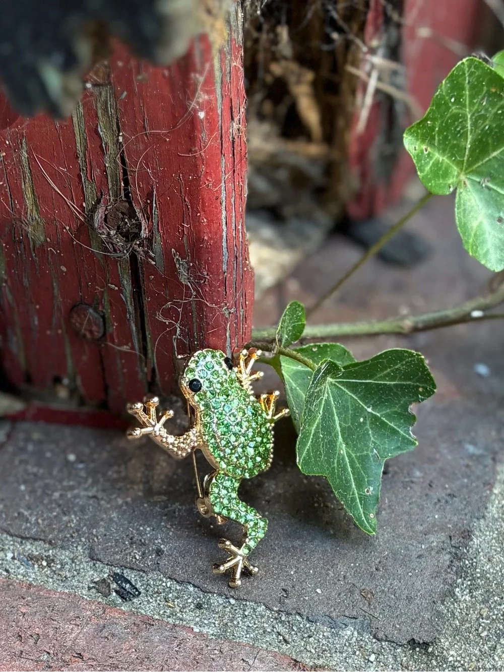 🐸 Gold-Tone Green Rhinestone Frog Pin Brooch- Reptile Habitat Accent